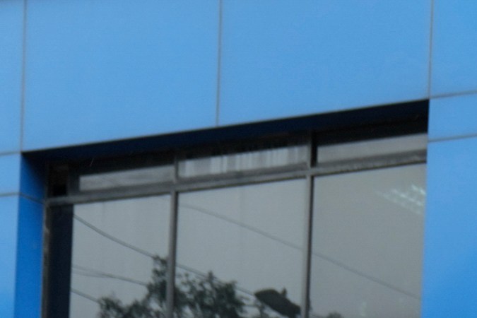 Un vehículo militar transporta a Jorge Glas desde un centro de detención después de que la policía irrumpió en la embajada de México.