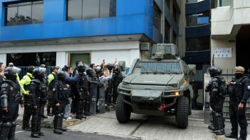 Un vehículo militar transporta a Jorge Glas desde un centro de detención después de que la policía irrumpió en la embajada de México.