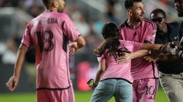 Lionel Messi reacciona luego que una fanática lo abrazara en el partido de Inter Miami.