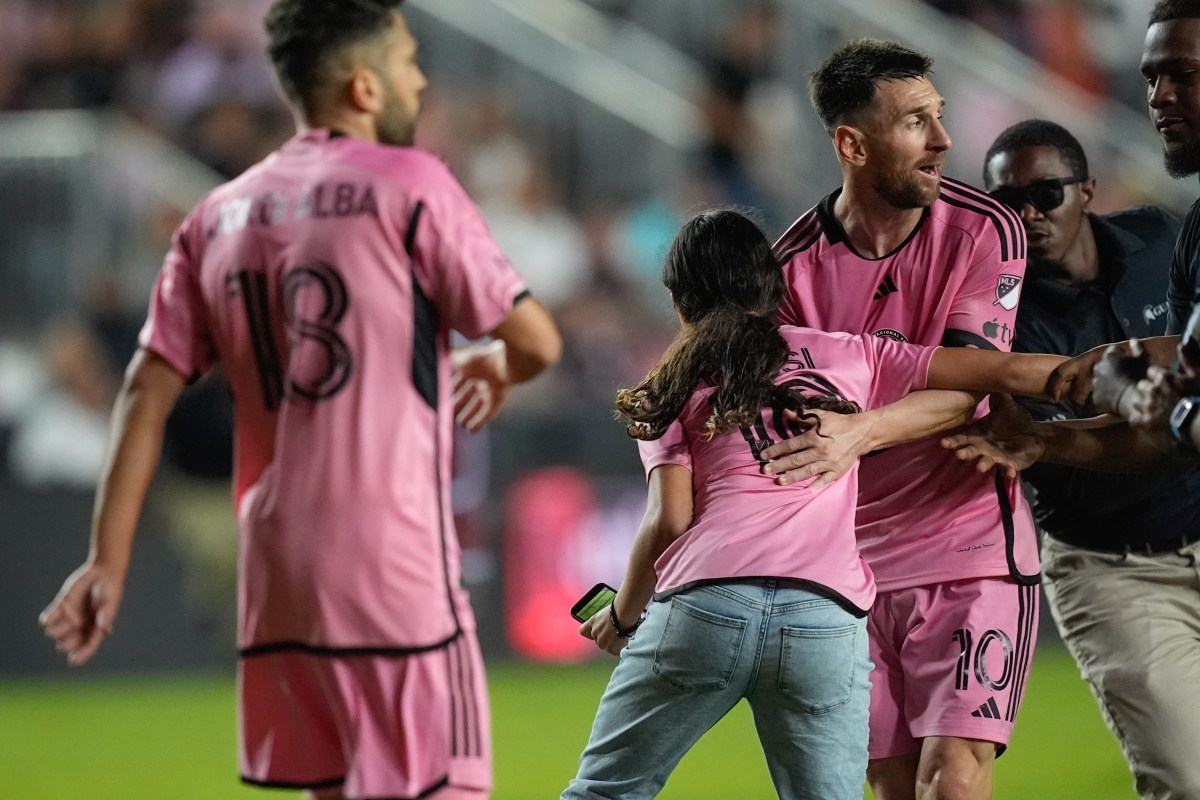 Padres de niña que invadió el campo para tomarse una foto con Lionel Messi podrían ser multados