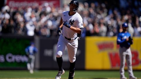 Giancarlo Stanton recorre las bases luego de su Grand Slam ante Toronto Blue Jays.