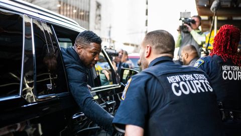 Jonathan Majors a la salida de una corte de Manhattan