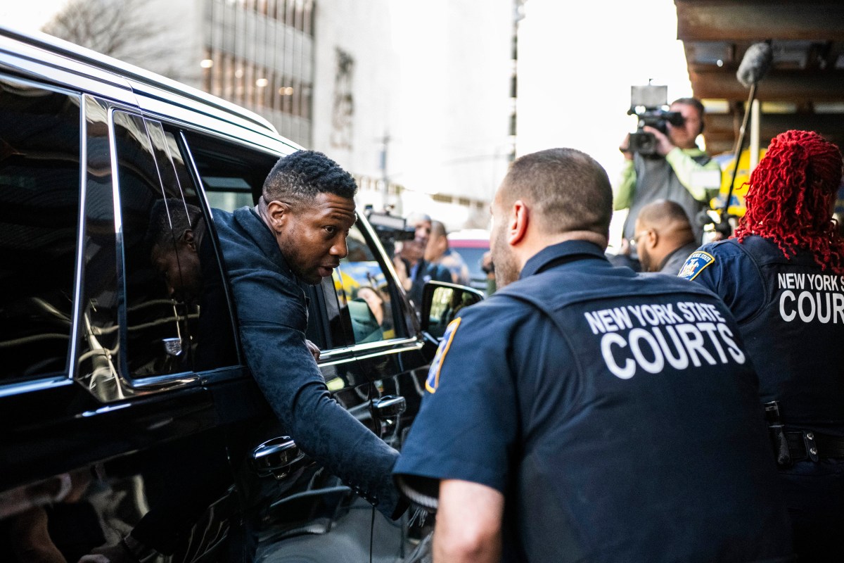 Jonathan Majors recibe sentencia y evita la cárcel tras acusaciones de agresión a exnovia