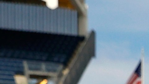 Juan Soto (L) y Clarke Schmidt (R) aprecian el eclipse solar desde el Yankee Stadium.