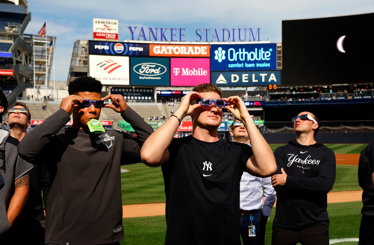 Jugadores y fanáticos disfrutaron al máximo del eclipse solar en el Yankee Stadium [Video]