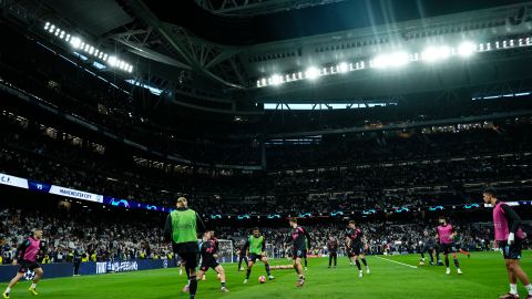 Jugadores del Manchester City calientan en el estadio Santiago Bernabeu.