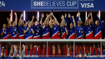 Jugadoras de la selección de fútbol femenino de Estados Unidos celebran tras ganar la SheBelieves Cup.