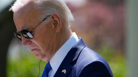 Biden está perdiendo el apoyo de los hombres y las mujeres afroamericanas, según la encuesta.