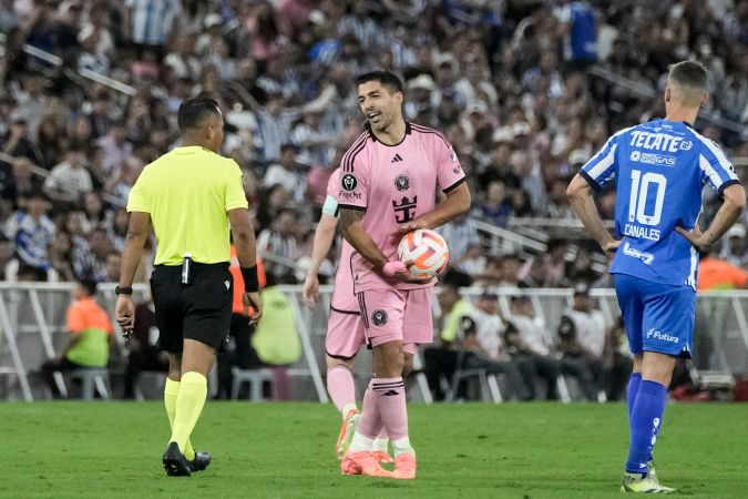 Iván Barton y Luis Suárez durante el encuentro de Monterrey vs. Inter Miami.