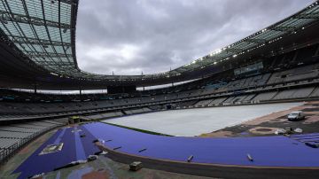 Instalación de la pista morada en el Stade France para los Juegos Olímpicos de París 2024.