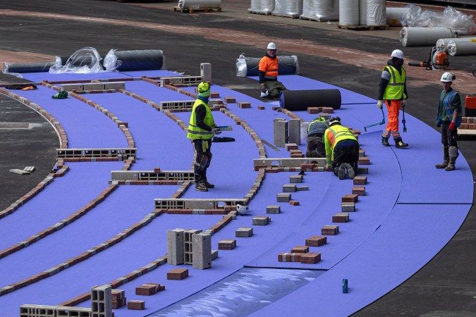 Instalación de la pista morada en el Stade France.