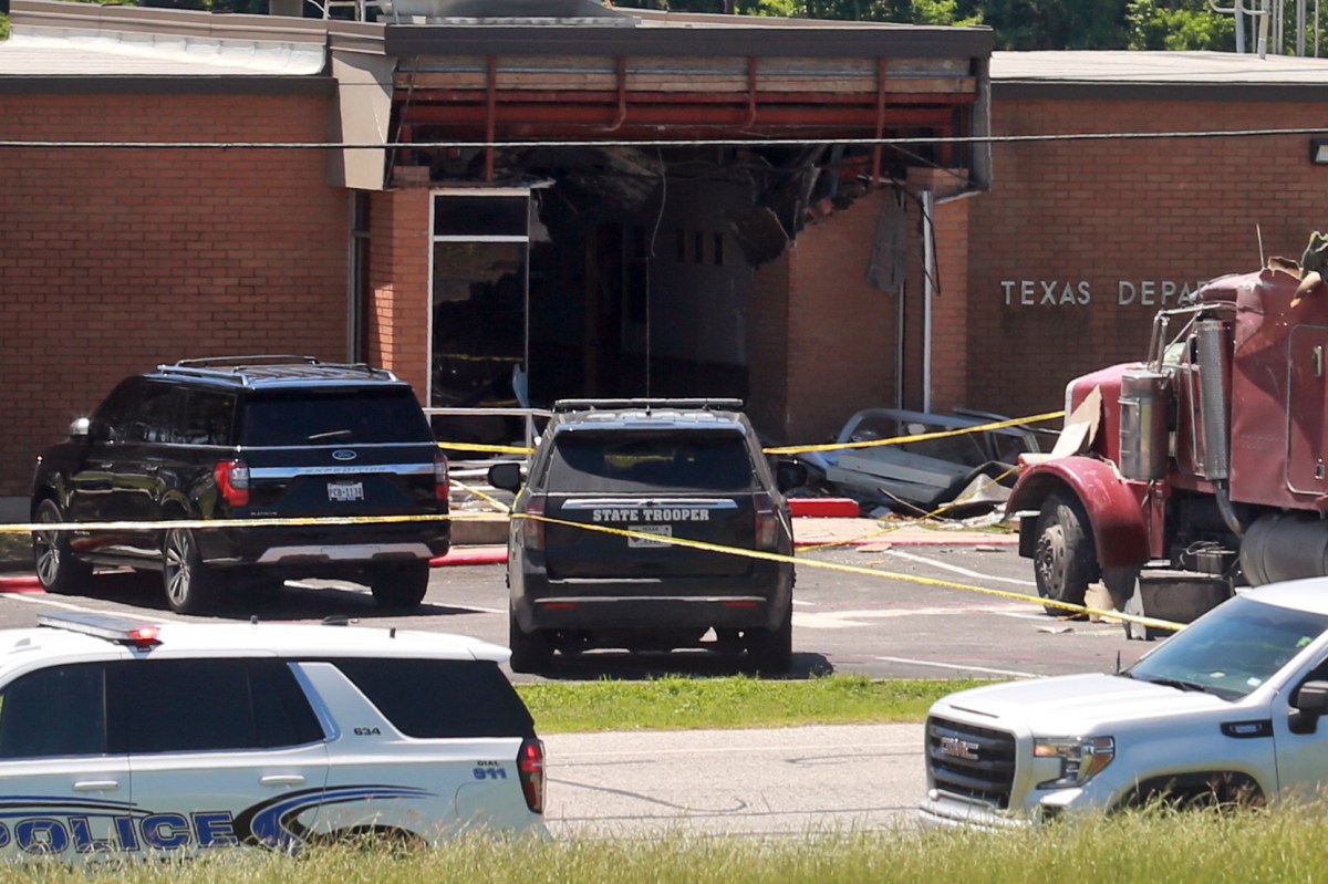 Camión robado choca contra una oficina del DPS de Texas y mata a una persona