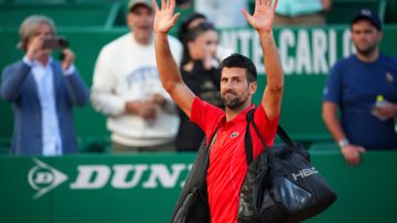Novak Djokovic saluda al público durante un torneo en Montecarlo, Mónaco.