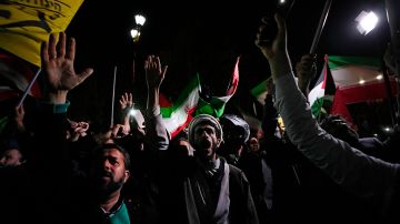 Manifestantes iraníes corean consignas durante una reunión antiisraelí frente a la embajada británica en Teherán.
