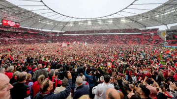 Hinchas del Bayer Leverkusen invadieron el campo tras ganar la primera Bundesliga de su historia