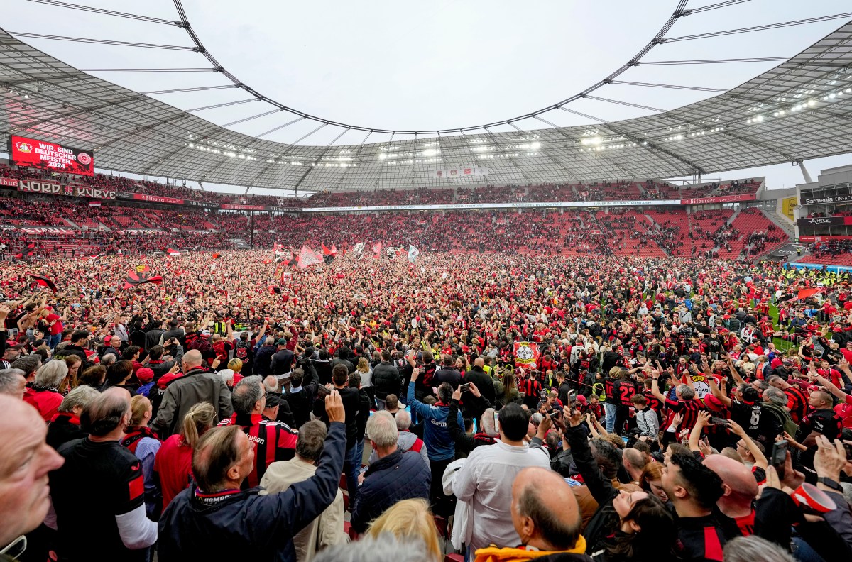 Euforia total: Hinchas del Bayer Leverkusen invadieron el campo tras ganar la primera Bundesliga de su historia
