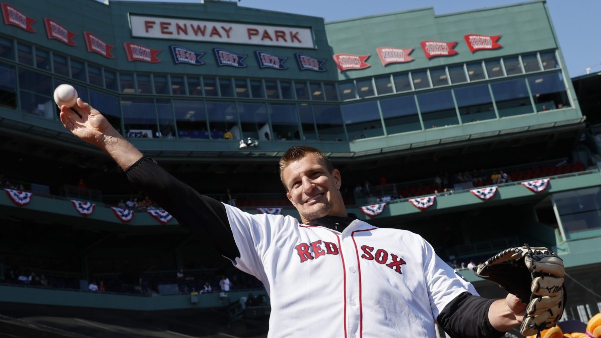 Rob “Gronk” hizo el peor pitcheo ceremonial de la historia en el Fenway Park [Video]