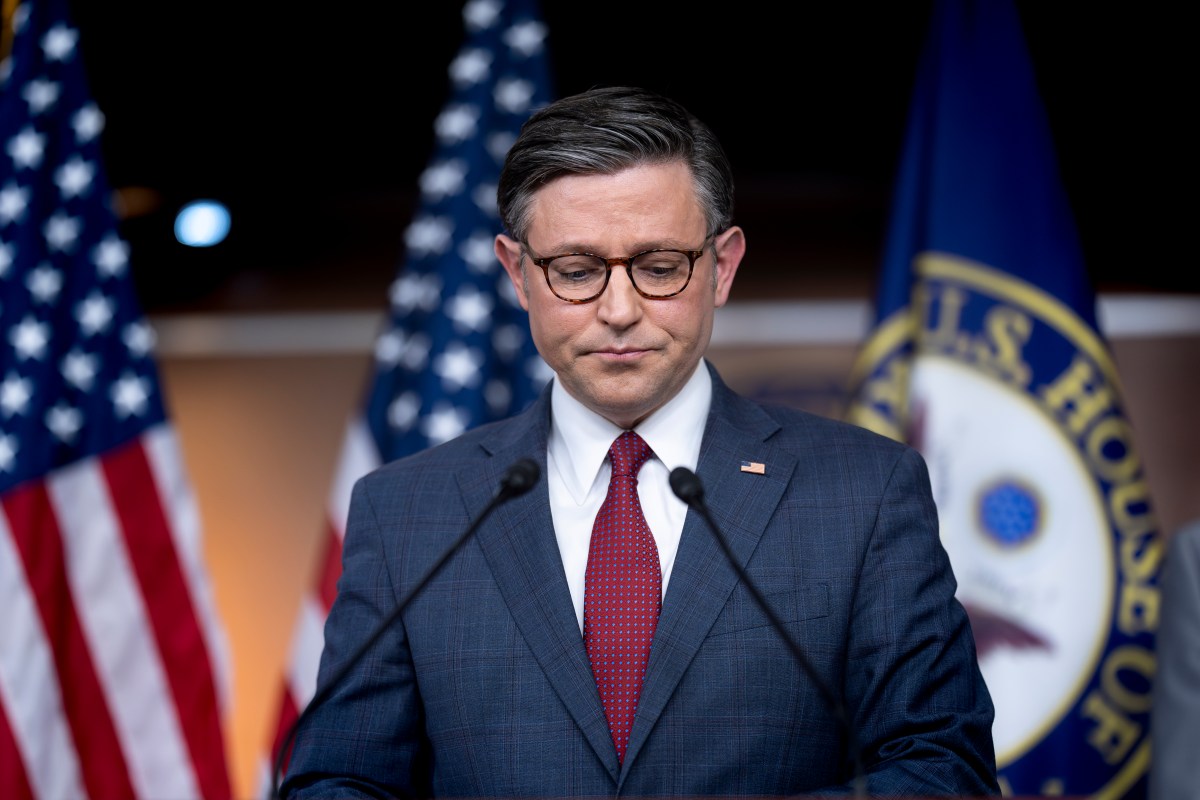 Otro republicano avisa que votará para destituir a Mike Johnson y este advierte que no renunciará