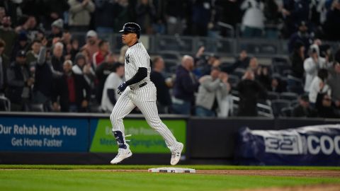 Juan Soto celebra su jonrón en el juego entre los New York Yankees y los Tampa Bay Rays.