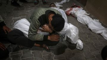 Un joven palestino llora a su familiar muerto en el bombardeo israelí de la Franja de Gaza.