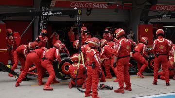 Carlos Sainz en los pits de la escudería Ferrari en el Gran Premio de China.