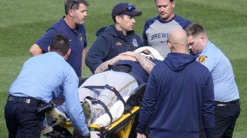 Pitcher de Milwaukee Brewers termina en el hospital tras recibir pelotazo en el cuello [Video]