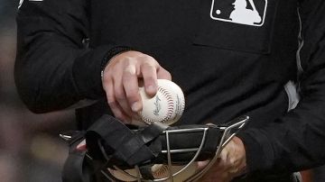 Umpire demanda a MLB tras sentirse discriminado por ser hombre y bisexual