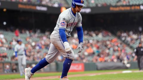 Francisco Lindor recorre las bases luego de uno de sus dos jonrones ante San Francisco Giants.