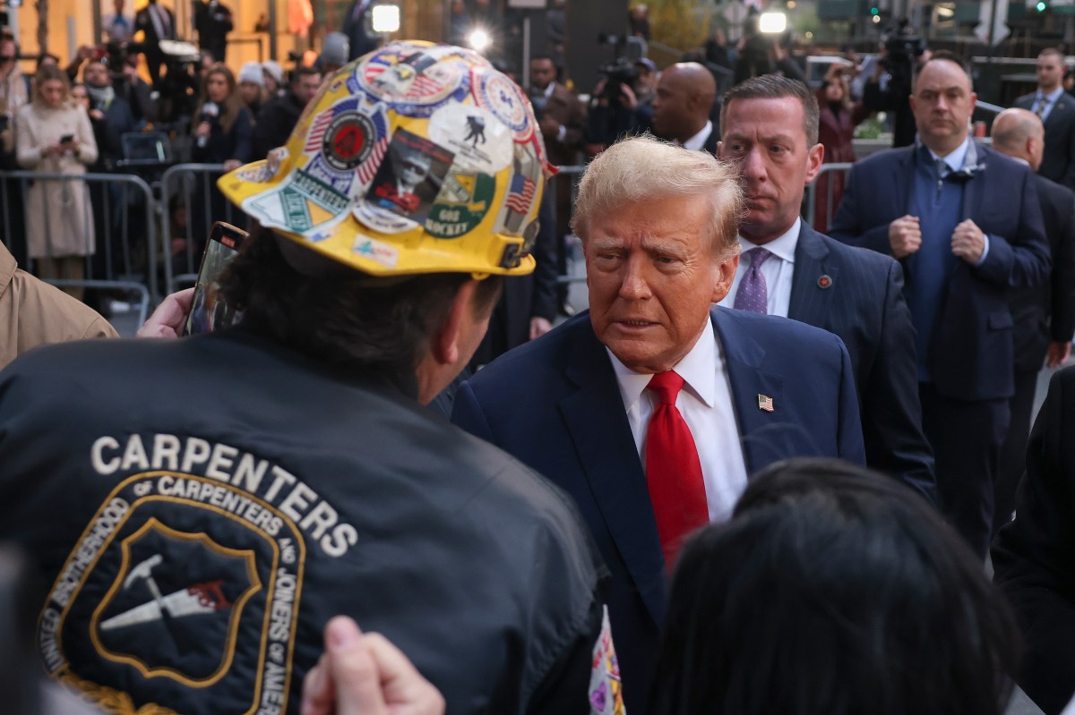 Trump se reunió con trabajadores de la construcción en NY previo al juicio por dinero secreto