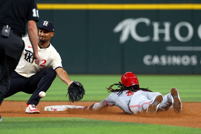 Elly De La Cruz en un robo de base.