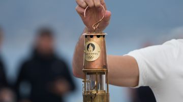 La llama olímpica durante la ceremonia de partida de Grecia.
