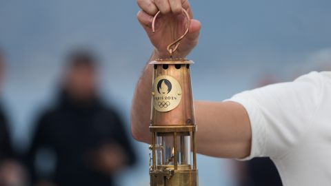 La llama olímpica durante la ceremonia de partida de Grecia.