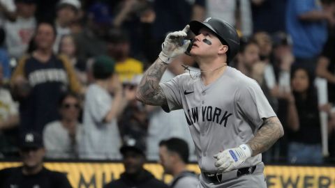 Alex Verdugo celebra luego de conectar un cuadrangular ante Milwaukee Brewers.