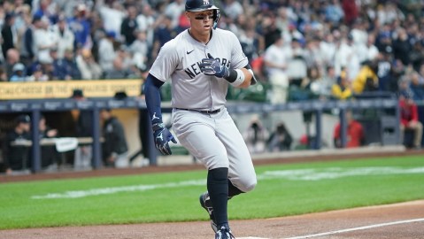 Aaron Judge anota luego de conectar jonrón ante Milwaukee Brewers.