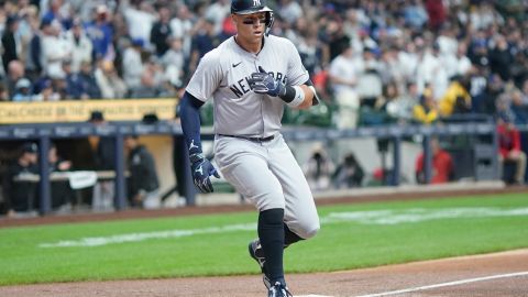 Aaron Judge anota luego de conectar jonrón ante Milwaukee Brewers.