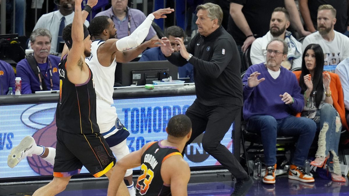 Insólito: Mike Conley chocó contra su entrenador en Timberwolves y lo lesionó de gravedad [Video]