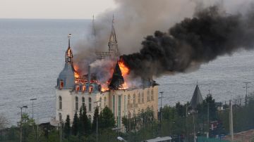 Un edificio de la Academia de Derecho de Odessa está en llamas después de un ataque con misiles rusos en Odessa, Ucrania.