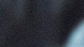 Saephan sostiene el cheque sobre su cabeza después de hablar durante una rueda de prensa donde se reveló que fue uno de los ganadores del premio mayor de Powerball.