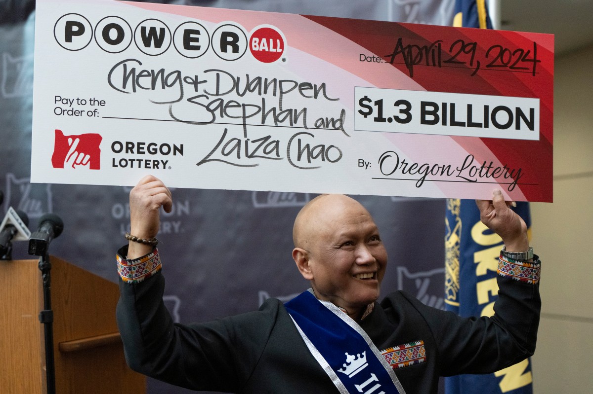 Inmigrante de Laos gana el Powerball de $1,300 millones de dólares en Oregon mientras lucha contra el cáncer