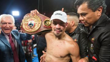 Juan Manuel Márquez posa con su cinturón de campeón tras vencer a Mike Alvarado en 2014.