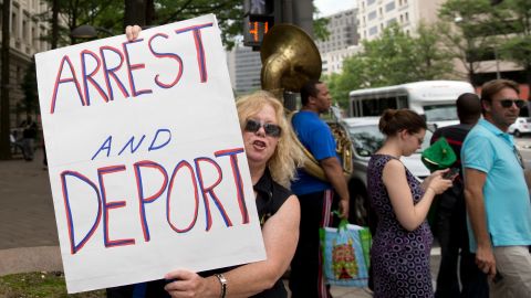 Los baby boomers (nacidos entre 1946 y 1964) respaldan mayoritariamente la deportación masiva (60%).