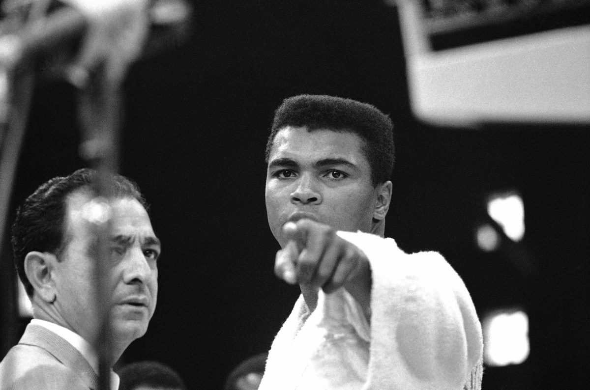 Subastan pantalones que vistió Muhammad Ali en icónica pelea contra Joe Frazier