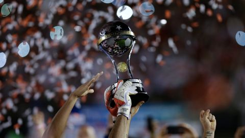 Trofeo de la Copa Sudamericana.