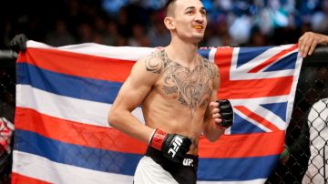 Max Holloway warms up before fighting Jeremy Stephens in a featherweight mixed martial arts bout at UFC 194, Saturday, Dec. 12, 2015, in Las Vegas. (AP Photo/John Locher)
