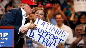 Trump en un acto de campaña con latinos en 2016.