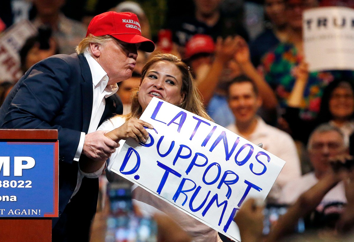 La preferencia por Trump entre los latinos aumenta a medida que cae la de Biden: encuesta