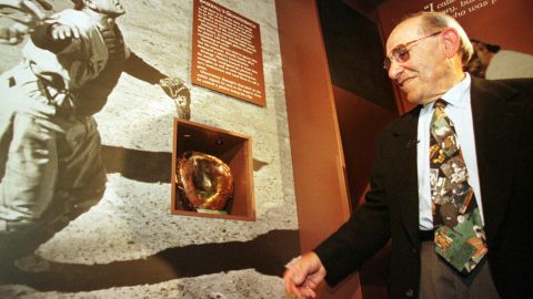 Yogi Berra aprecia el guante con el que capturó la última pelota del único juego perfecto que se ha lanzado en la historia de la Serie Mundial, en 1956 a manos de Don Larsen.