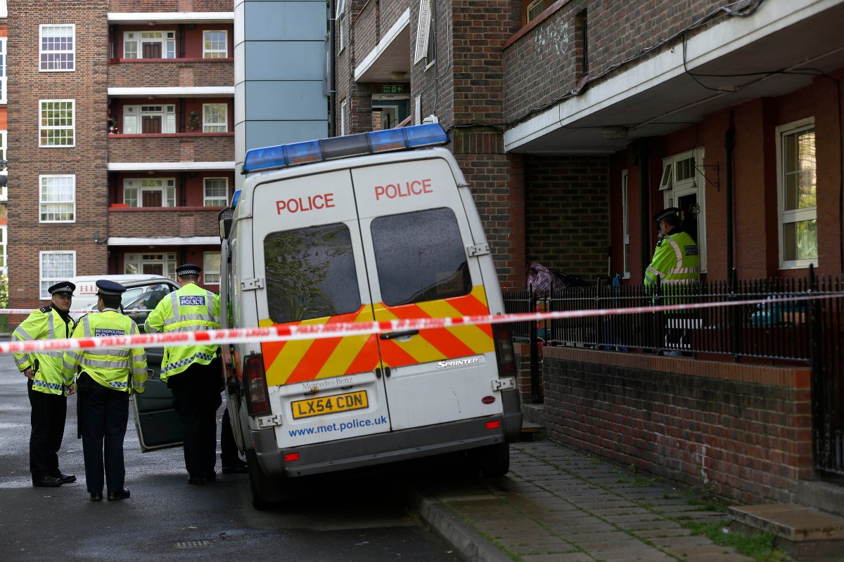 Niño de 13 años muere tras ser atacado por la espalda con una espada en Londres, dejando cuatro heridos