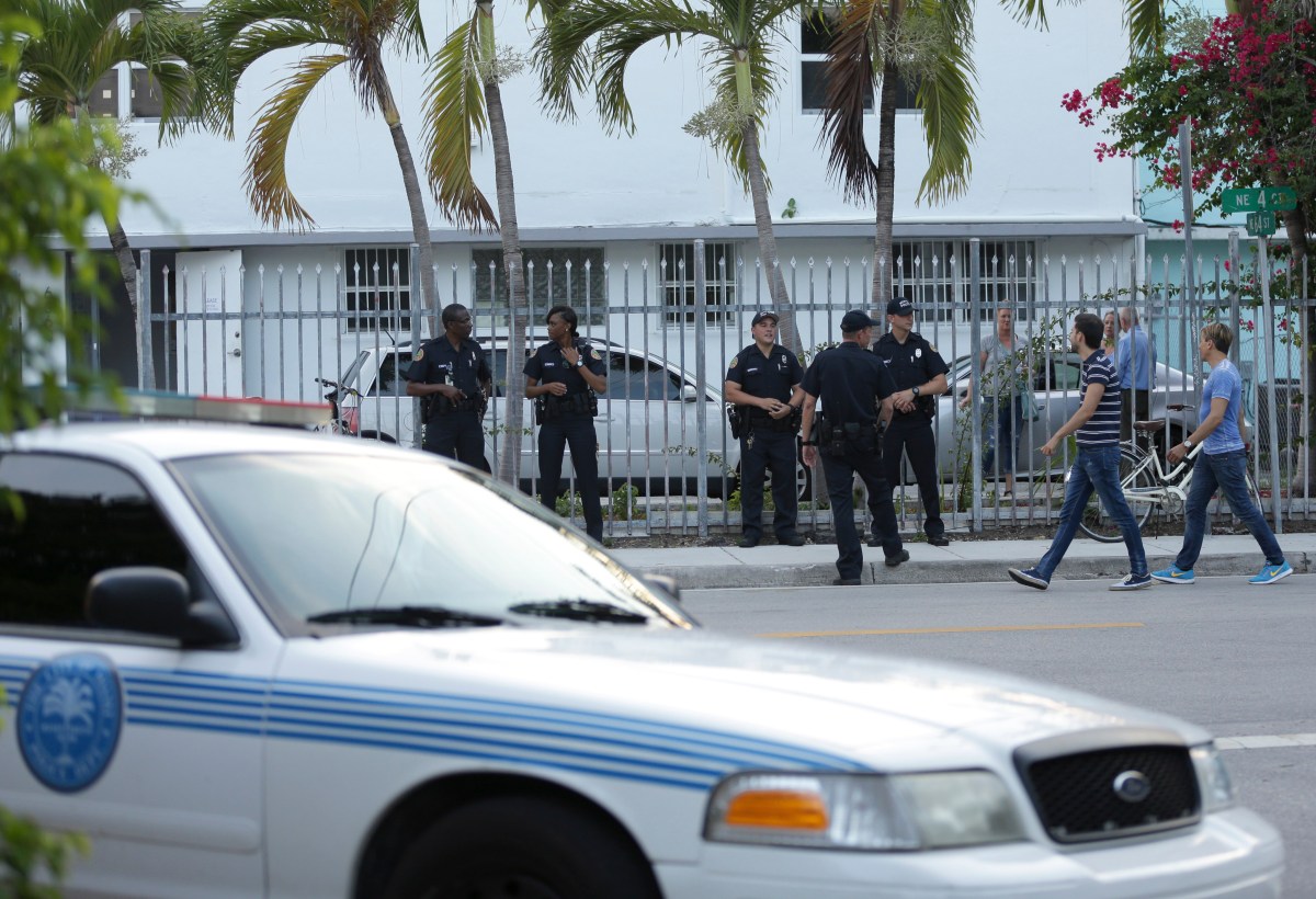 Autoridades en Florida buscan identificar restos de bebé hallados en depósito de basura