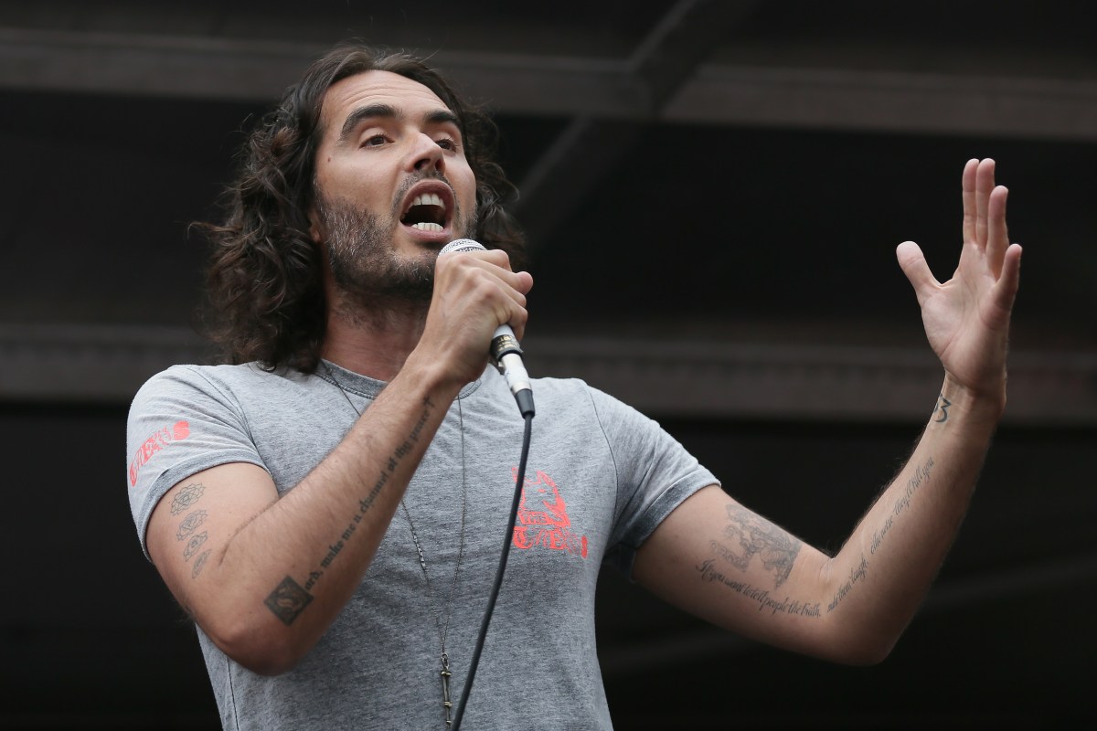 Tras acusaciones de abuso sexual, Russell Brand se bautiza para “dejar atrás el pasado”